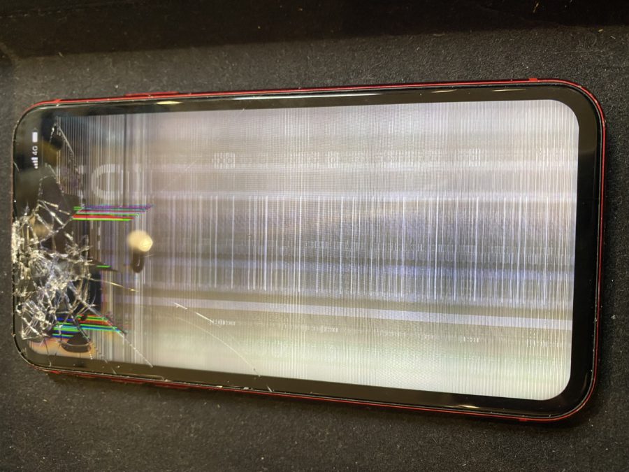 画面が割れまともな操作のできないiPhone11(アイフォンイレブン)の修理を行わせて頂きました!