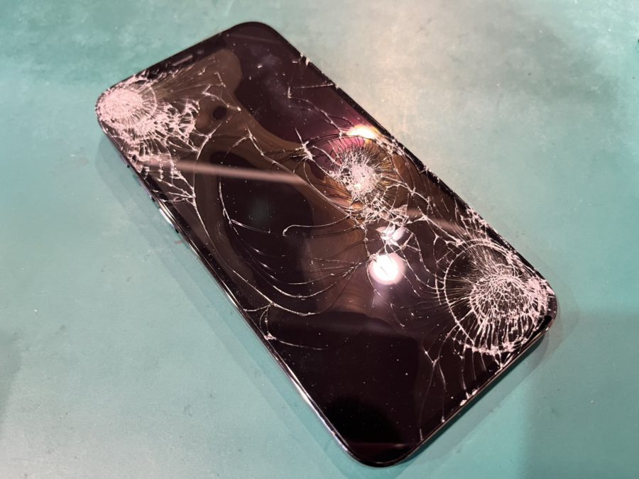 バッキバキiPhone12Pro(アイフォン)もピッカピカ！スマホ修理工房ペリエ千葉店で画面修理！