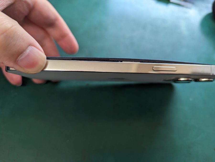 iPhone　バッテリー膨張　画面浮き　ご相談は【スマホ修理工房上野店】へ
