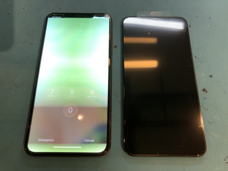 iPhoneXSMaxの画面に白いもやがかかってお困りなら！安心のデータそのまま即日修理のスマホ修理工房渋谷店へ！