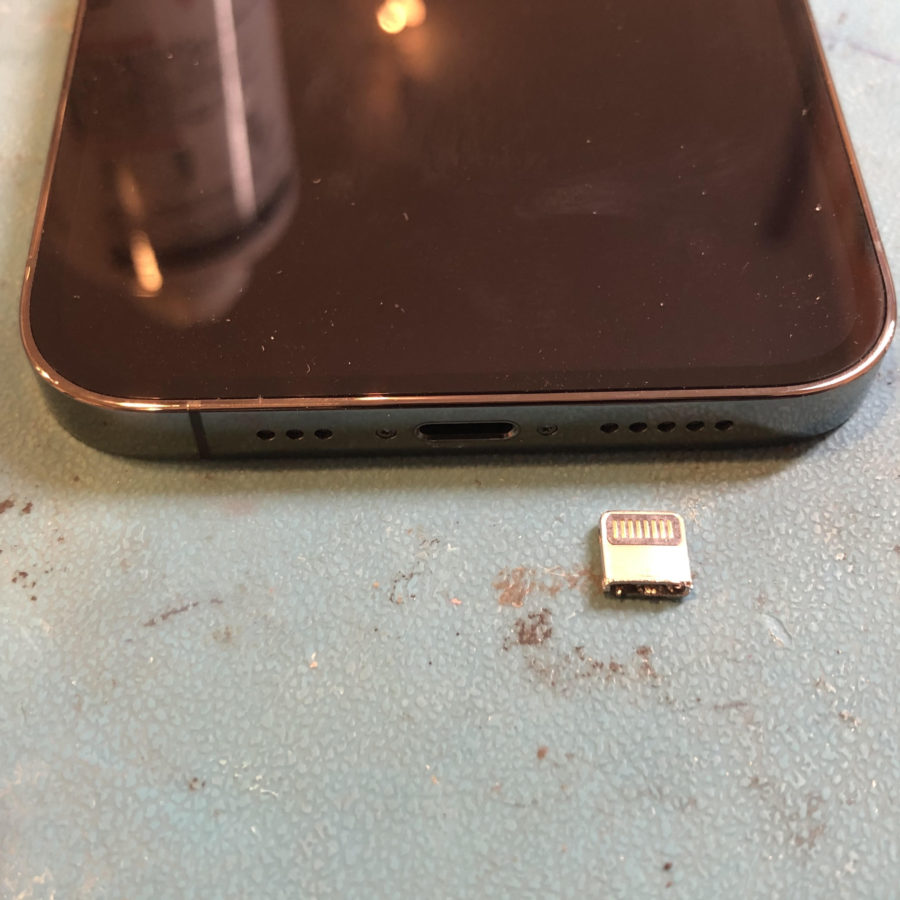 充電器の先が折れて詰まってしまった！！そんなときは、【スマホ修理工房池袋P‘パルコ店】へ！