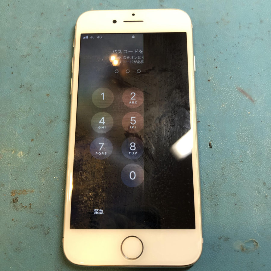 画面が半分映らなくなってしまったiPhone8（アイフォン8）、最短即日【スマホ修理工房池袋P‘パルコ店】へ！