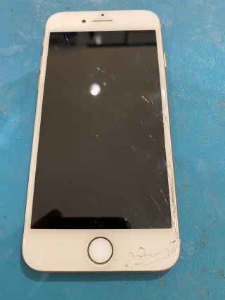 大きく画面の割れてしまったiPhone8(アイフォン8)修理対応を行いました!【スマホ修理工房仙台PARCO2店】