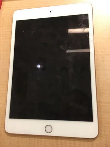ガラスが割れたiPad mini5（アイパッドミニ第5世代）だって、スマホ修理工房渋谷店なら即日修理できるんです！