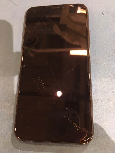 落としたらガラスにひび割れが。。。そんなiPhoneX（アイフォン）だってスマホ修理工房渋谷店はすぐに修理できますよ！