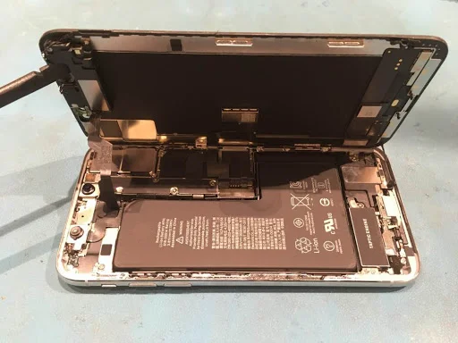 操作は問題ないけれど、ガラスが割れている。。。そんなiPhoneXS（アイフォン）はすぐにスマホ修理工房渋谷店へ