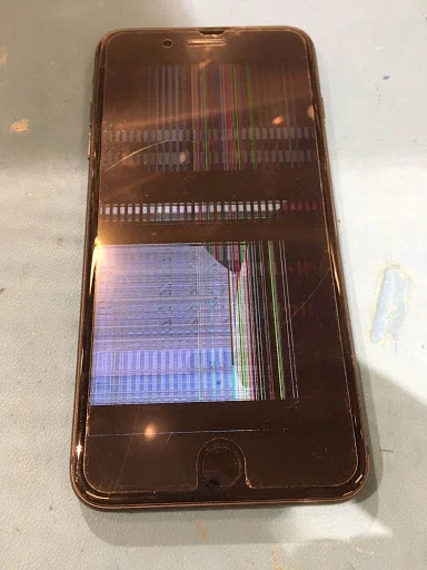 液晶画面が線だらけで何も見えないiPhone8Plus（アイフォン）の修理もスマホ修理工房渋谷店にお任せください！