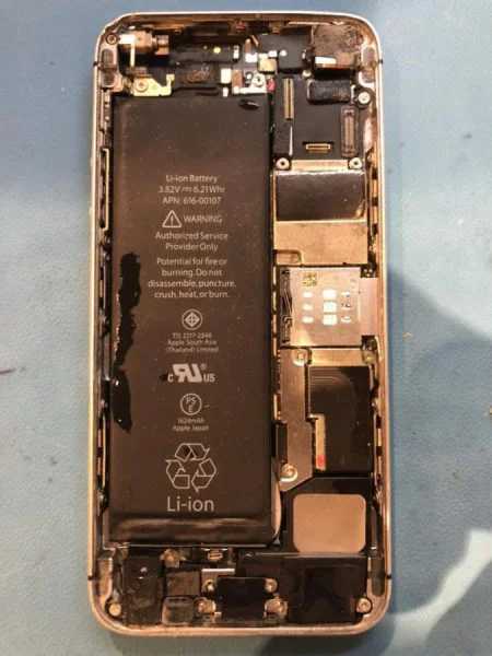 洗面所でうっかり水没、、、そんなiPhoneSE（アイフォン）はすぐにスマホ修理工房渋谷店へお持ち込みください！