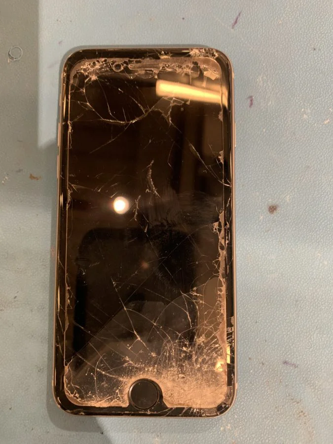 iPhone8（アイフォン）の液晶画面がバキバキに、、、スマホ修理工房渋谷店なら即日でキレイに元通り！
