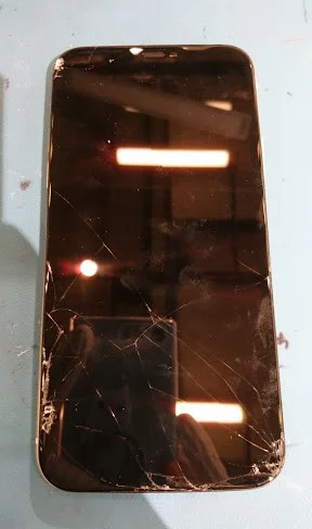 ガラスが割れて液晶画面も黒くにじんでいる！？そんなiPhone11（アイフォン）もスマホ修理工房渋谷店にお任せあれ！