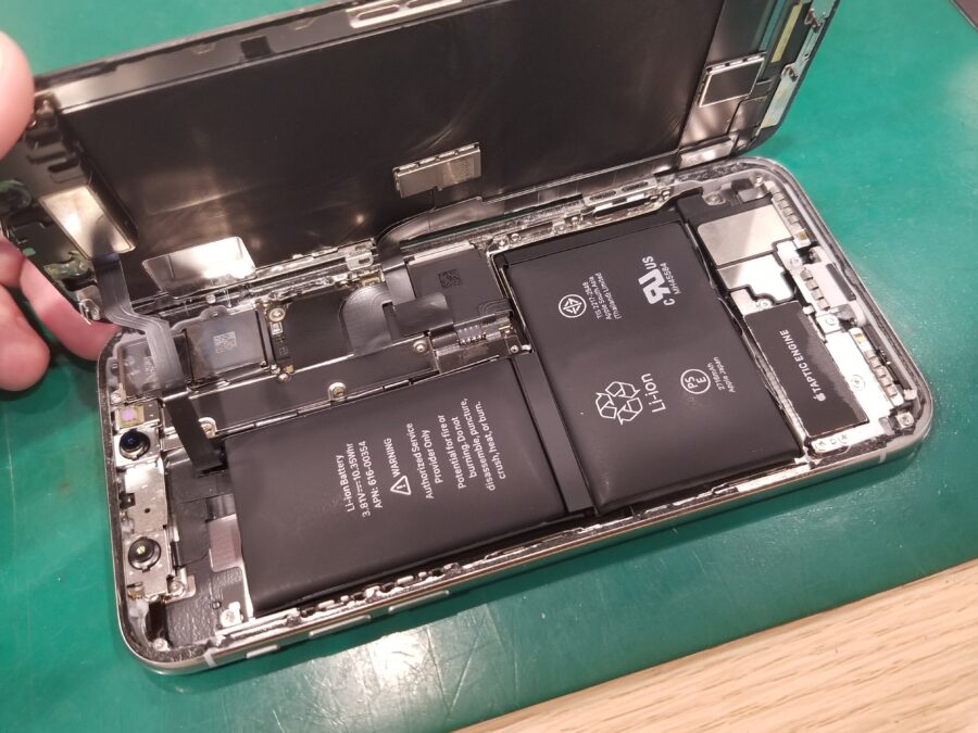 iPhoneX(アイフォン)などの膨張したバッテリーは危険！バッテリー交換はJR千葉駅近くのスマホ修理工房ペリエ千葉店へ!