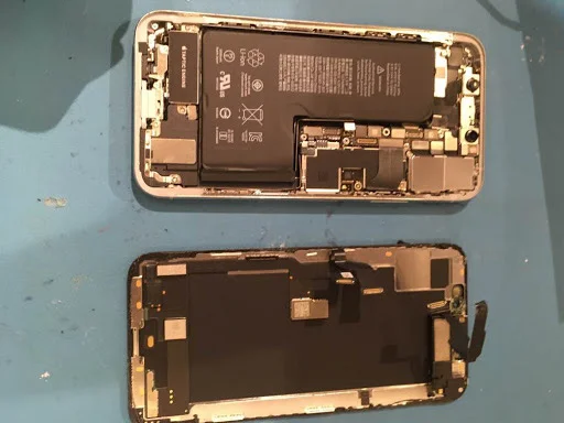 iPhoneXS（アイフォン）のガラスにひびが入ってしまったら、すぐにスマホ修理工房渋谷店で修理を…！