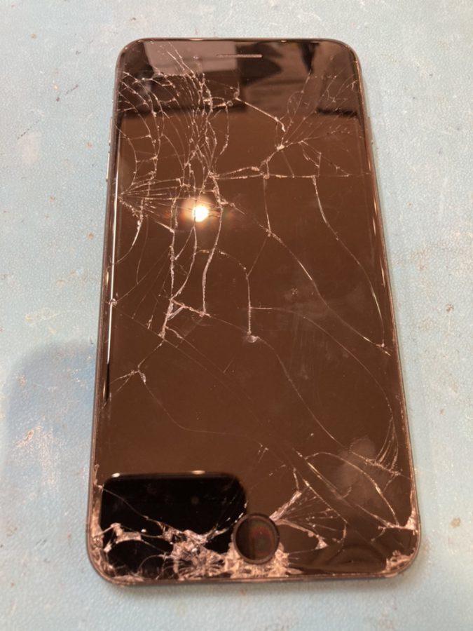 青葉区よりお持ち込み、アスファルトに落としてしまったiPhone8（アイフォンエイト）ガラス割れの修理を行いました
