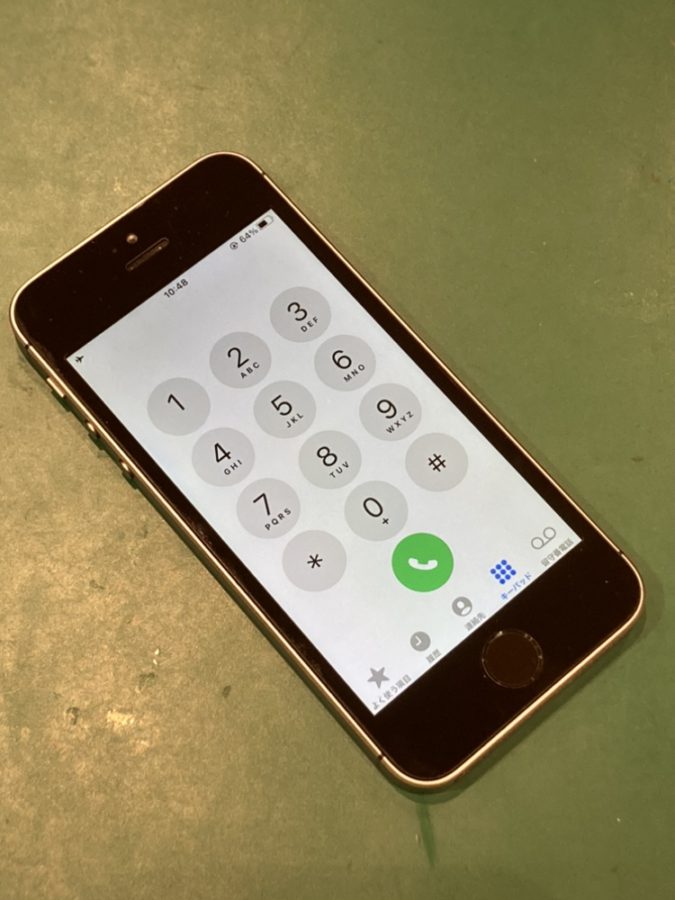 バッテリーが膨張してしまったiPhoneSE(アイフォンエスイー)第一世代の修理を承りました！