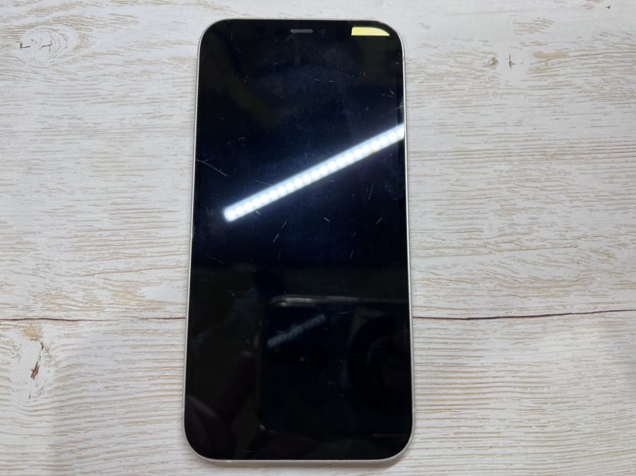 画面の右上しか映っていないiPhone12（アイフォン）の画面修理を行いました！スマホ修理工房なんばウォーク店