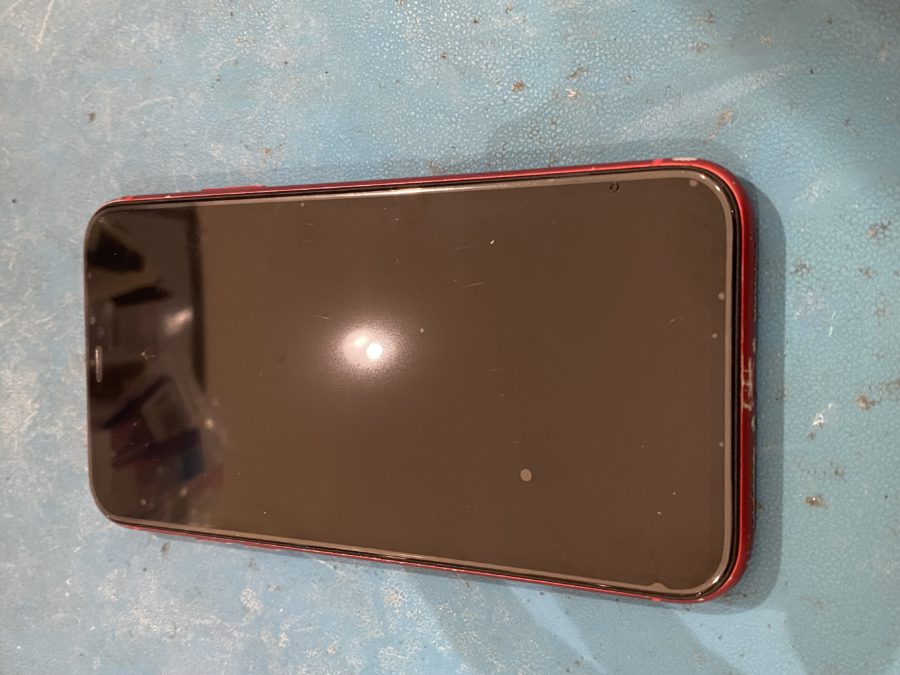 液晶に不良の出てしまったiPhone11（アイフォンイレブン）データを消さずに修理が可能です!