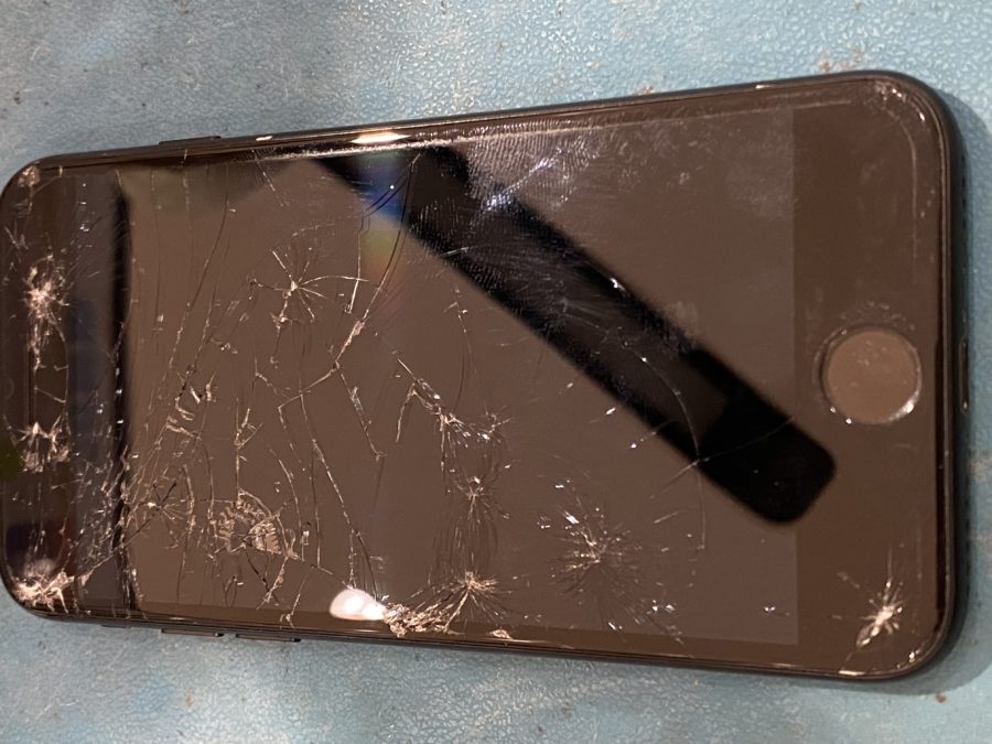 落としてバキバキになってしまったiPhone7（アイフォンセブン）ご予約なしでも修理が可能です!