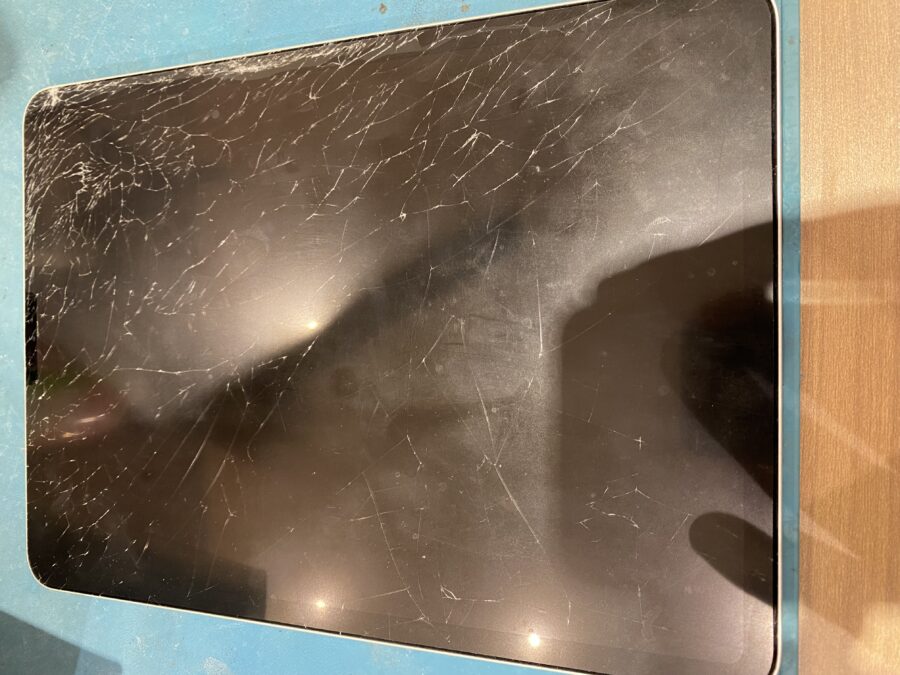2020年発売機種変更は早すぎる11インチのiPadpro フロントパネル交換を行いました!【スマホ修理工房仙台パルコ2店】