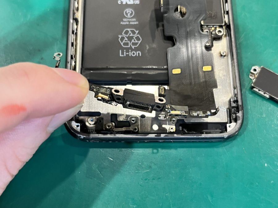 iPhone7（アイフォーンセブン）充電コネクタ交換！90分で安定充電を復活【スマホ修理工房ペリエ千葉店】