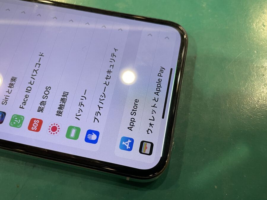 iPhoneXS(アイフォン)の画面交換修理、緑色に光る不具合もスマホ修理工房ペリエ千葉店で解決！?