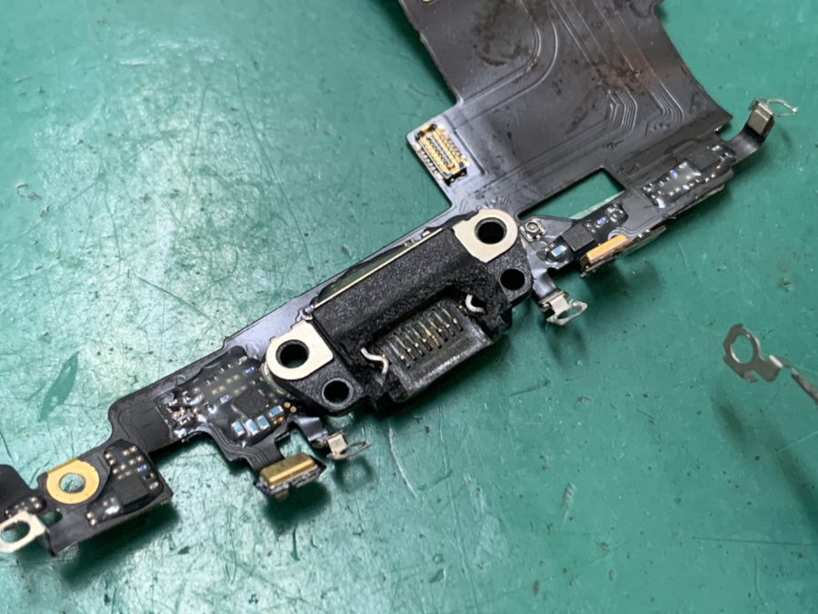 充電ケーブルがゆるゆるで抜けてしまうiPhoneSE2修理しました！【SE2】