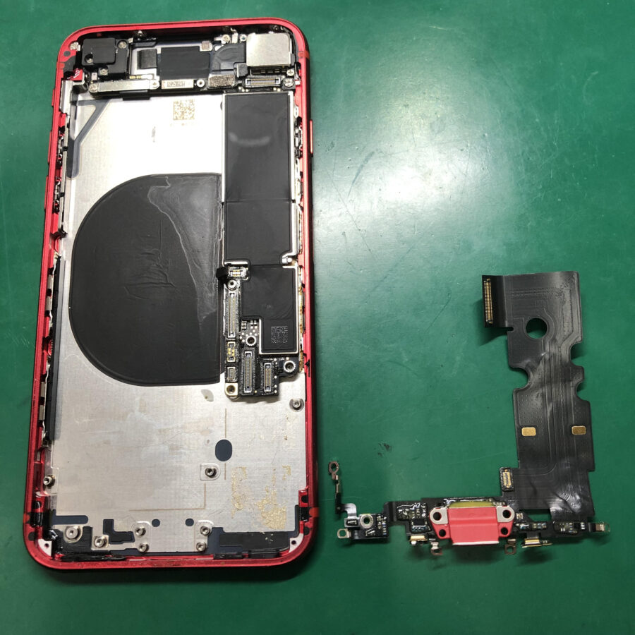充電ができなくなったiPhoneSE2（SE第2世代）の充電コネクタ交換！最短即日【スマホ修理工房池袋P‘パルコ店】へ！