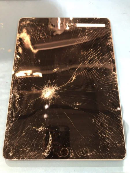 ガラスがバキバキに割れたiPad6（アイパッド第6世代）もスマホ修理工房渋谷店で即日修理が可能なんです…！