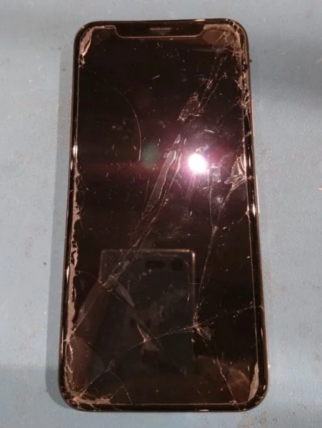 ガラスが割れて、液晶も映らない。。。そんなiPhoneX（アイフォン）もスマホ修理工房渋谷店はすぐに修理ができます！