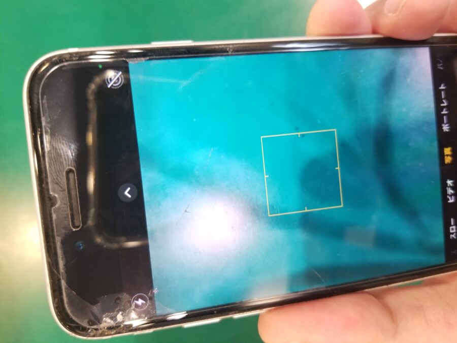 カメラに黒いひび割れが…iPhoneSE第二世代(アイフォン)のカメラ本体交換ならスマホ修理工房ペリエ千葉店へお問い合わせ