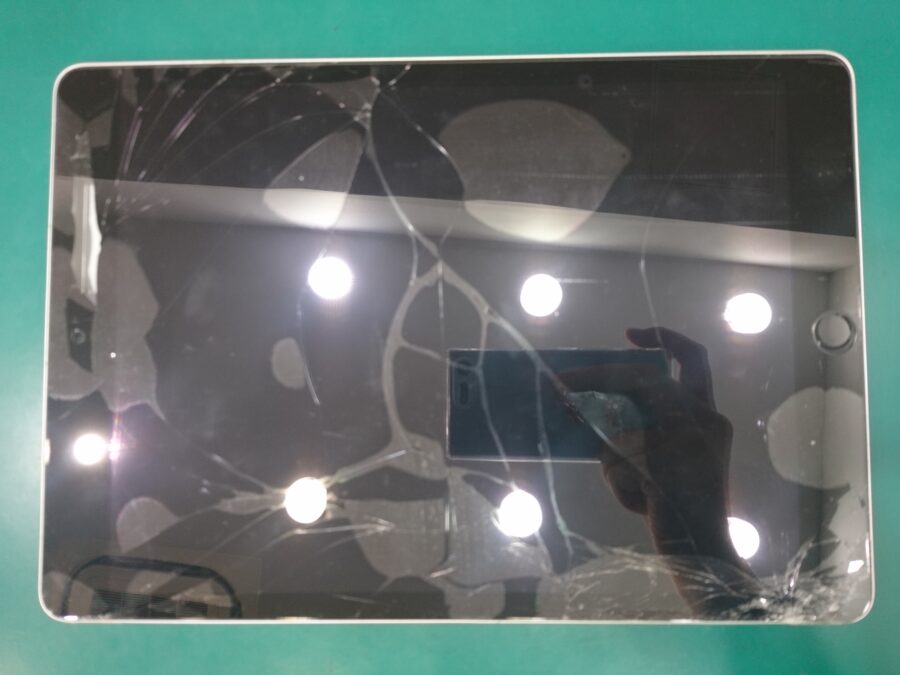 【iPad9ガラス割れ修理】藤沢市からお越しのお客様よりiPad9(アイパッド9)をお持ち込みいただきました！