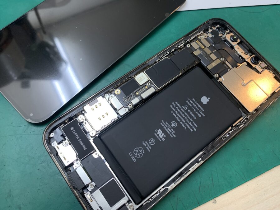iPhone12Pro 画面が点滅する液晶不良 修理しました！！