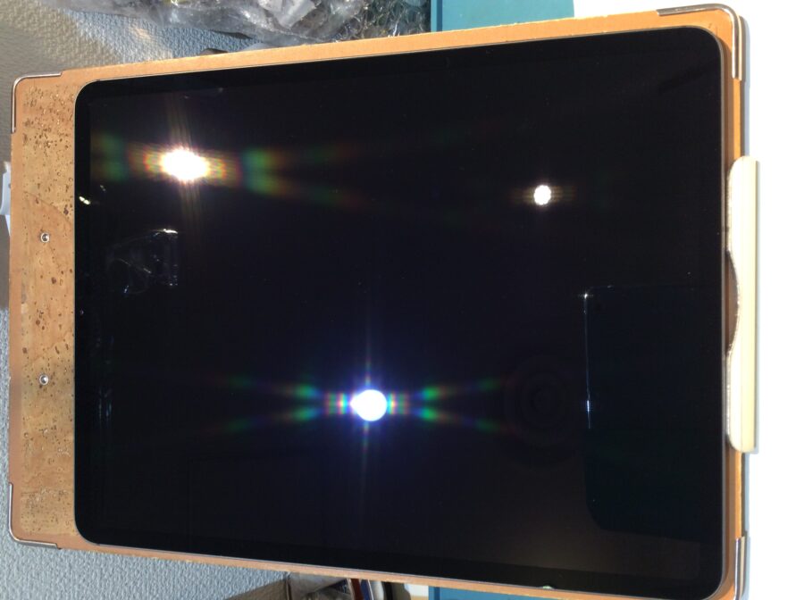 iPad Pro12.9 第4世代(アイパッドプロ12.9 2020 )電源は入っているが画面表示できない…( ;∀;)