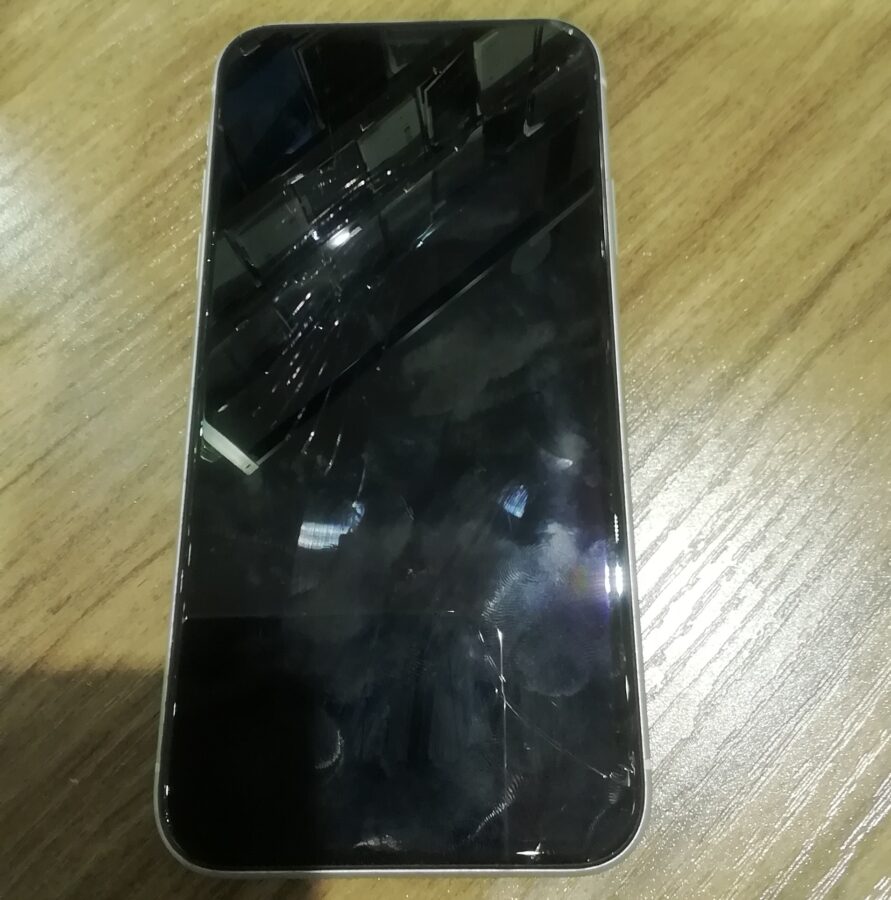 iPhoneXR（アイフォンテンアール）の画面修理なら越谷レイクタウンkaze店にお任せを！