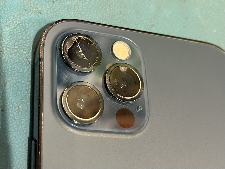 アウトカメラレンズのガラスが割れてしまったiPhone12Pro（アイフォン）。そのままにせず、早めにスマホ修理工房渋谷店