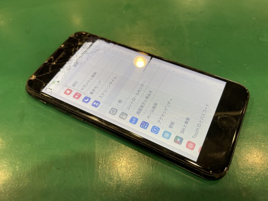 画面がバキバキに割れたiPhoneSE第3世代はスマホ修理工房ペリエ千葉店にお任せください！最短30分で復活?