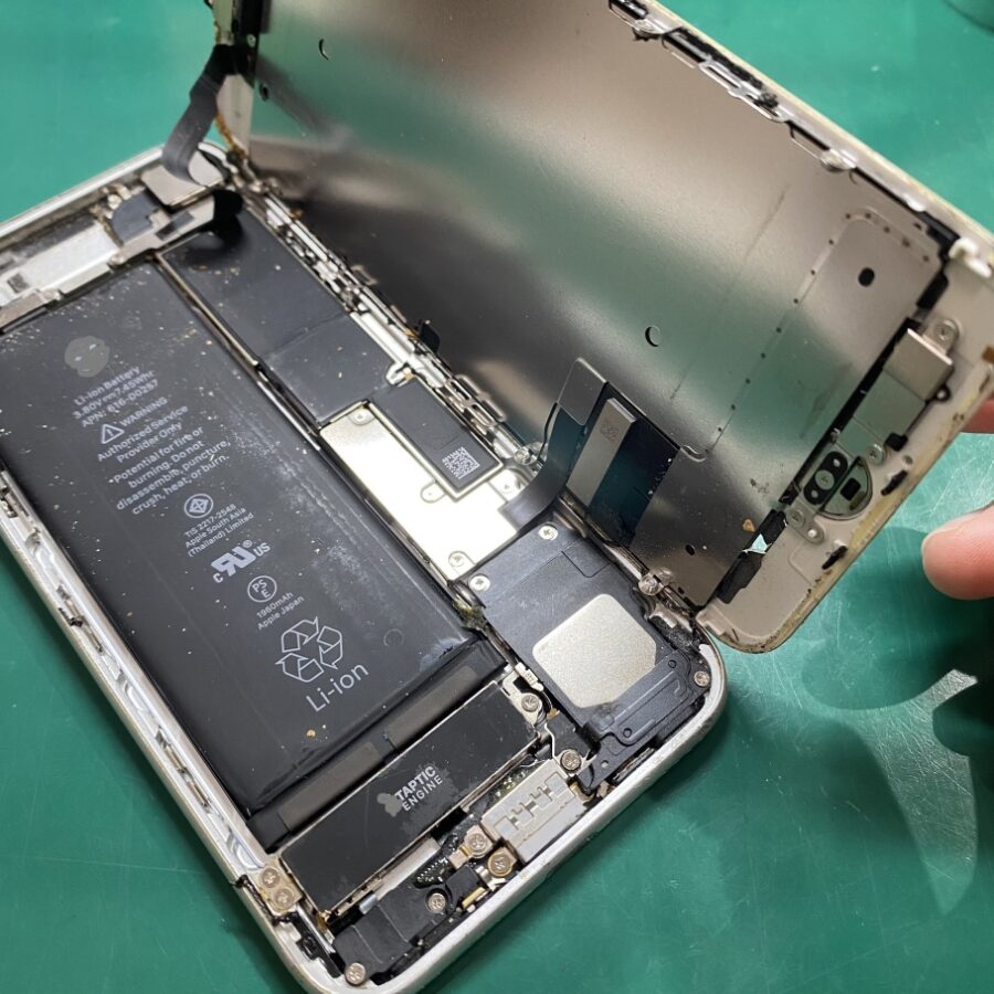 画面や背面が割れていたら要注意！iPhone7（アイフォン7）をメンテナンス！【スマホ修理工房池袋P'パルコ店】