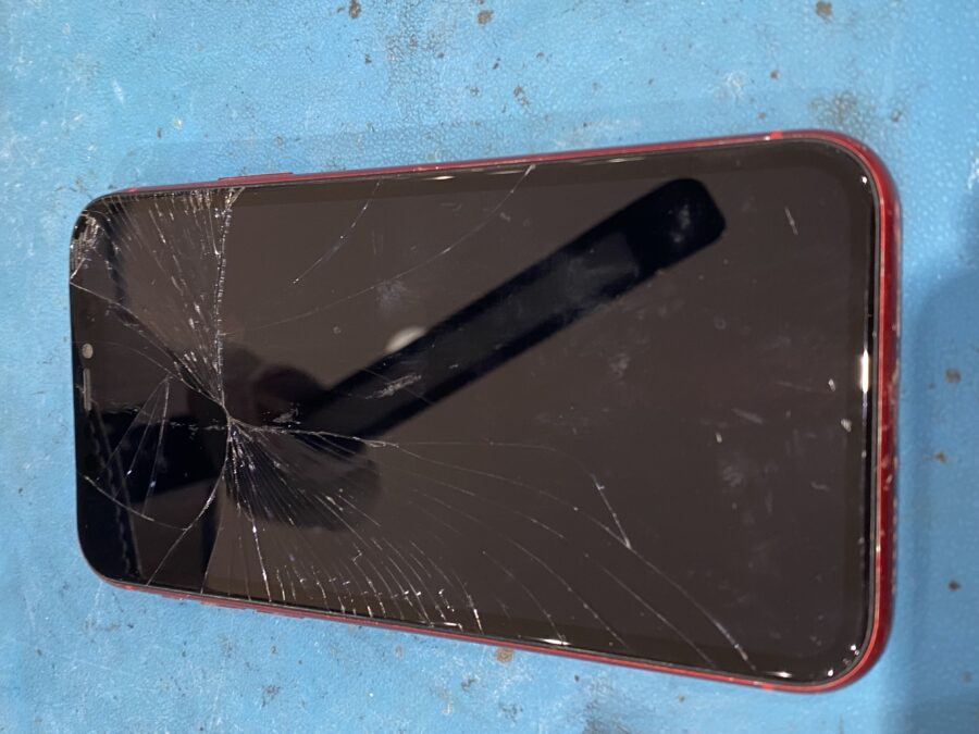 ガラスの損傷が激しく液晶も正常に表示されないiPhone11（アイフォン）即日修理が可能です!【スマホ修理工房仙台パルコ2店】