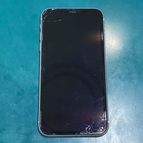 画面の故障は当店にご相談ください！iPhone11（アイフォン）画面交換修理【スマホ修理工房ココリア多摩センター店】