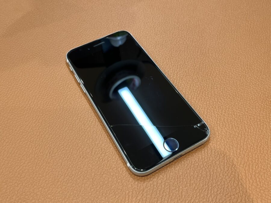 少しの欠け　iPhoneSE（アイフォンエスイー）をお持ち込み頂きました。スマホ修理工房仙台PARCO2店】