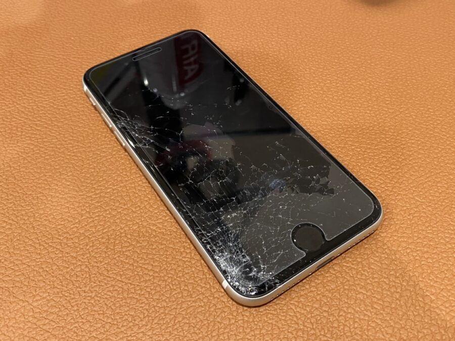 激しく画面が損傷してしまったiPhoneSE（アイフォンエスイー）をお持ち込み頂きました
