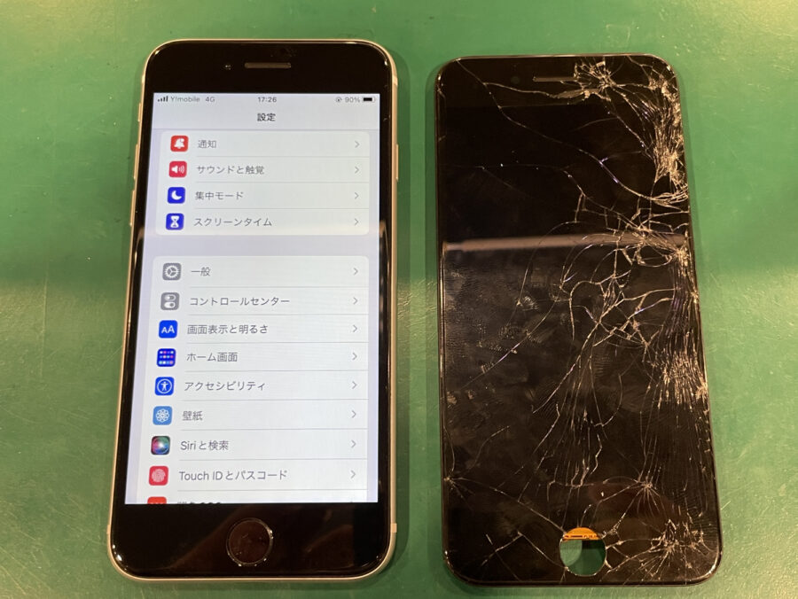 iPhoneSE第2世代の画面が割れて表示もおかしくなった！スマホ修理工房ペリエ千葉店なら最短30分で交換修理?