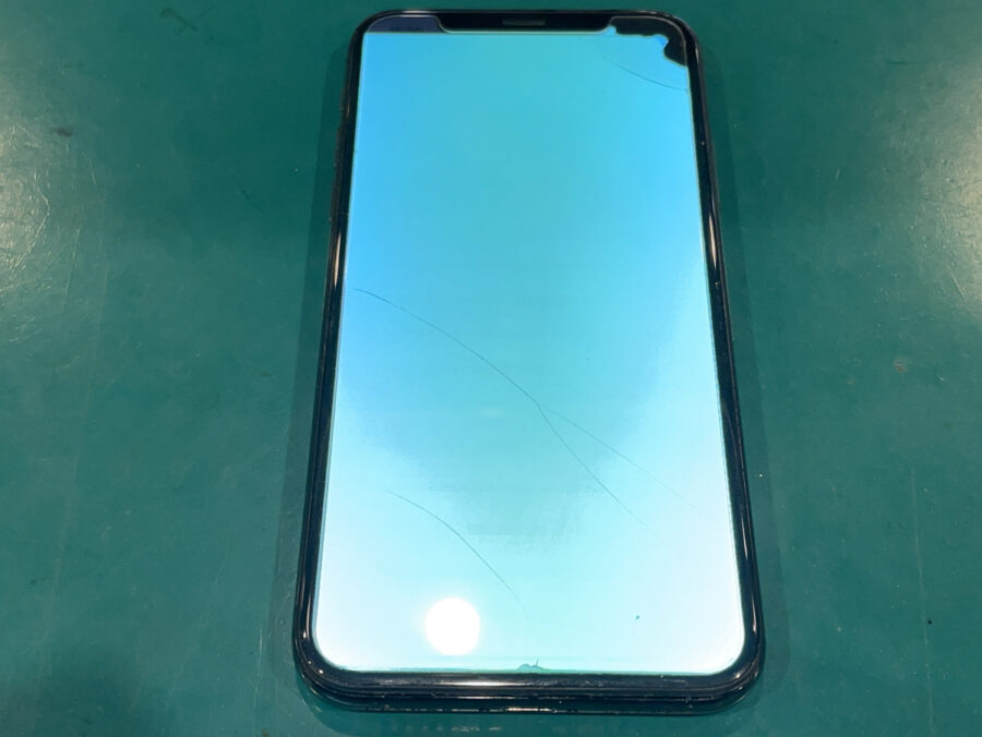 iPhoneX(アイフォン)の画面がピカピカ光る!?スマホ修理工房ペリエ千葉店なら即日修理できるかも！