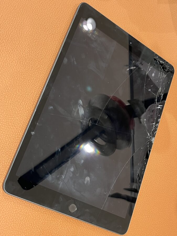 右上のガラスが大きく割れてしまったiPad（アイパッド）ガラス交換を行いました【スマホ修理工房仙台PARCO2店】