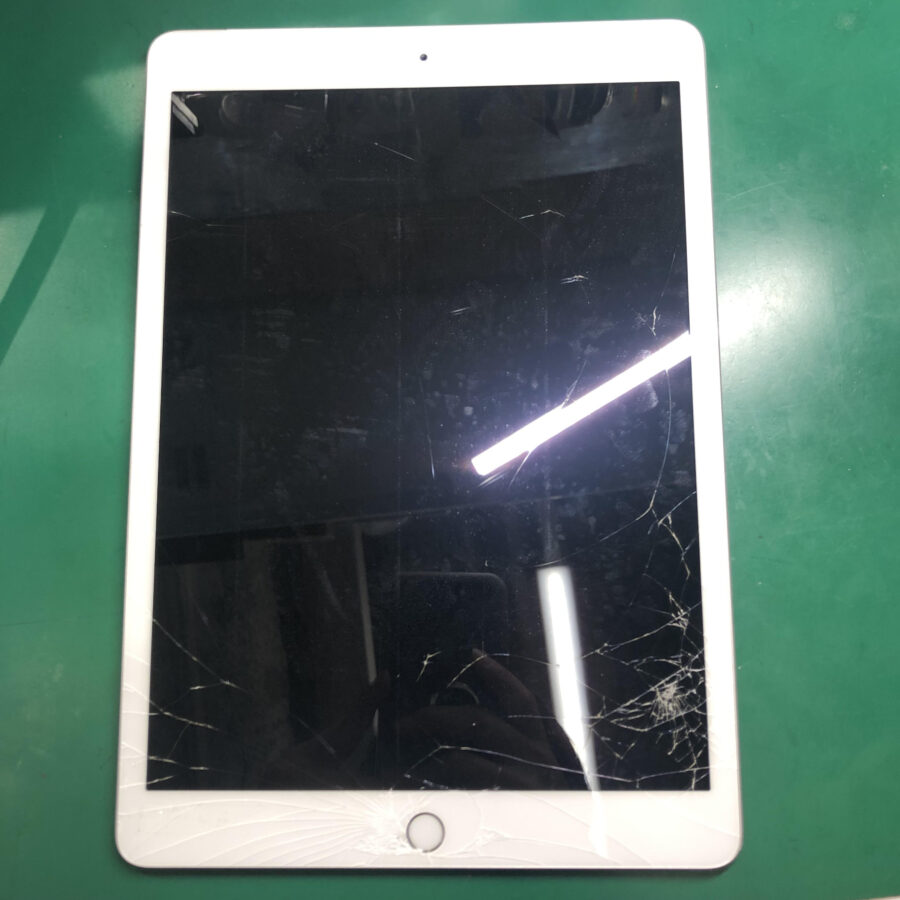 iPad 第7世代の画面割れ交換！最短即日・データそのままで修理対応可能です♪【スマホ修理工房池袋P’パルコ店】