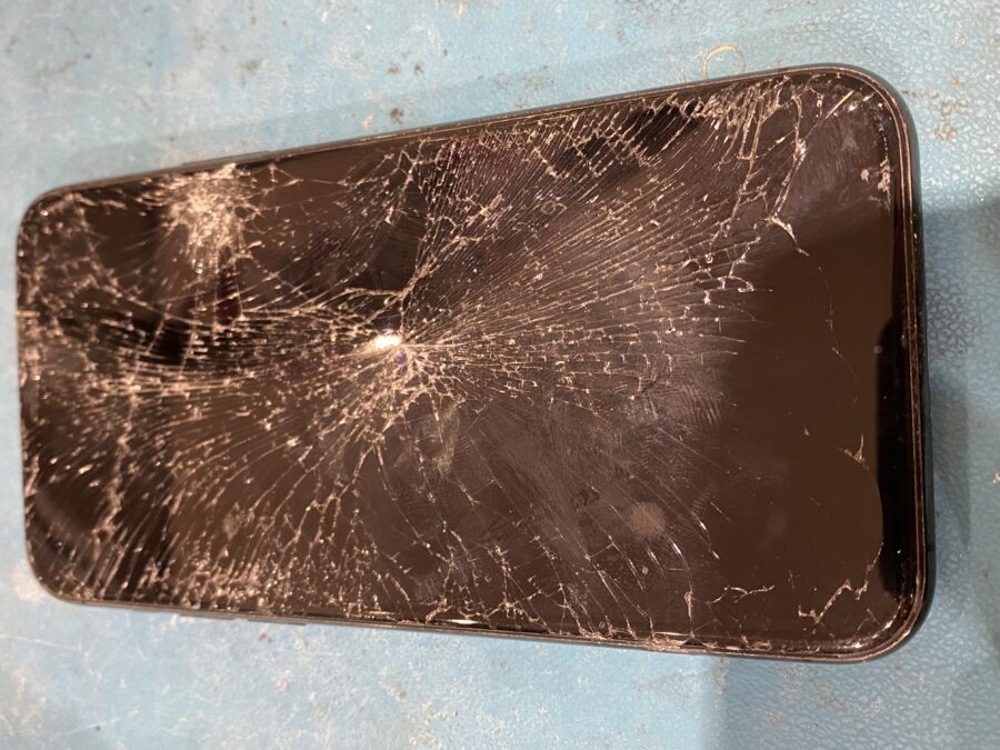 損傷があまりにも激しいiPhone11pro（アイフォンイレブンプロ）パネル交換を行いました