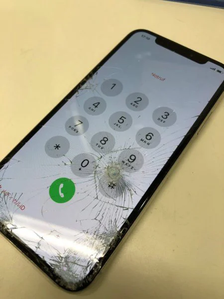 スマホ修理工房渋谷店なら、iPhone13（アイフォン）のガラス割れ・液晶破損がデータそのまま・即日修理で直ります！