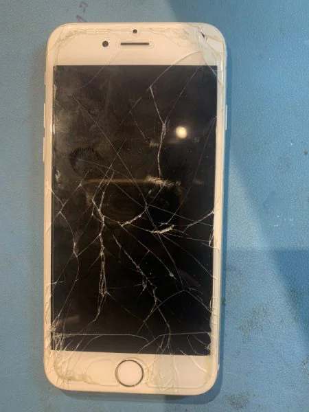 落としてバキバキに画面割れしたiPhone6s（アイフォン）も、スマホ修理工房渋谷店ならキレイに元通り修理できます！