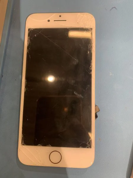 ひび割れしたiPhone8（アイフォン）の画面修理もスマホ修理工房渋谷店でパパッと解決！