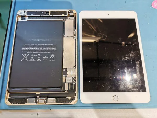 バッテリーの減りが早いiPad mini4（アイパッドミニ第4世代）は、すぐにスマホ修理工房渋谷店でバッテリー交換。。。