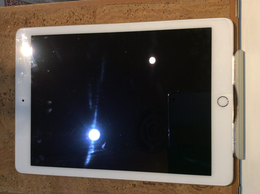iPad Air2(アイパッド エアー2)充電器に繋いだ状態でないと使う事ができない…( ;∀;)そんな時は広島市内最安値で修理